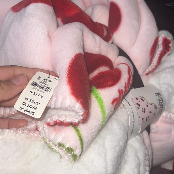 Pink vs cherrie Sherpa blanket - Picture 4 of 5